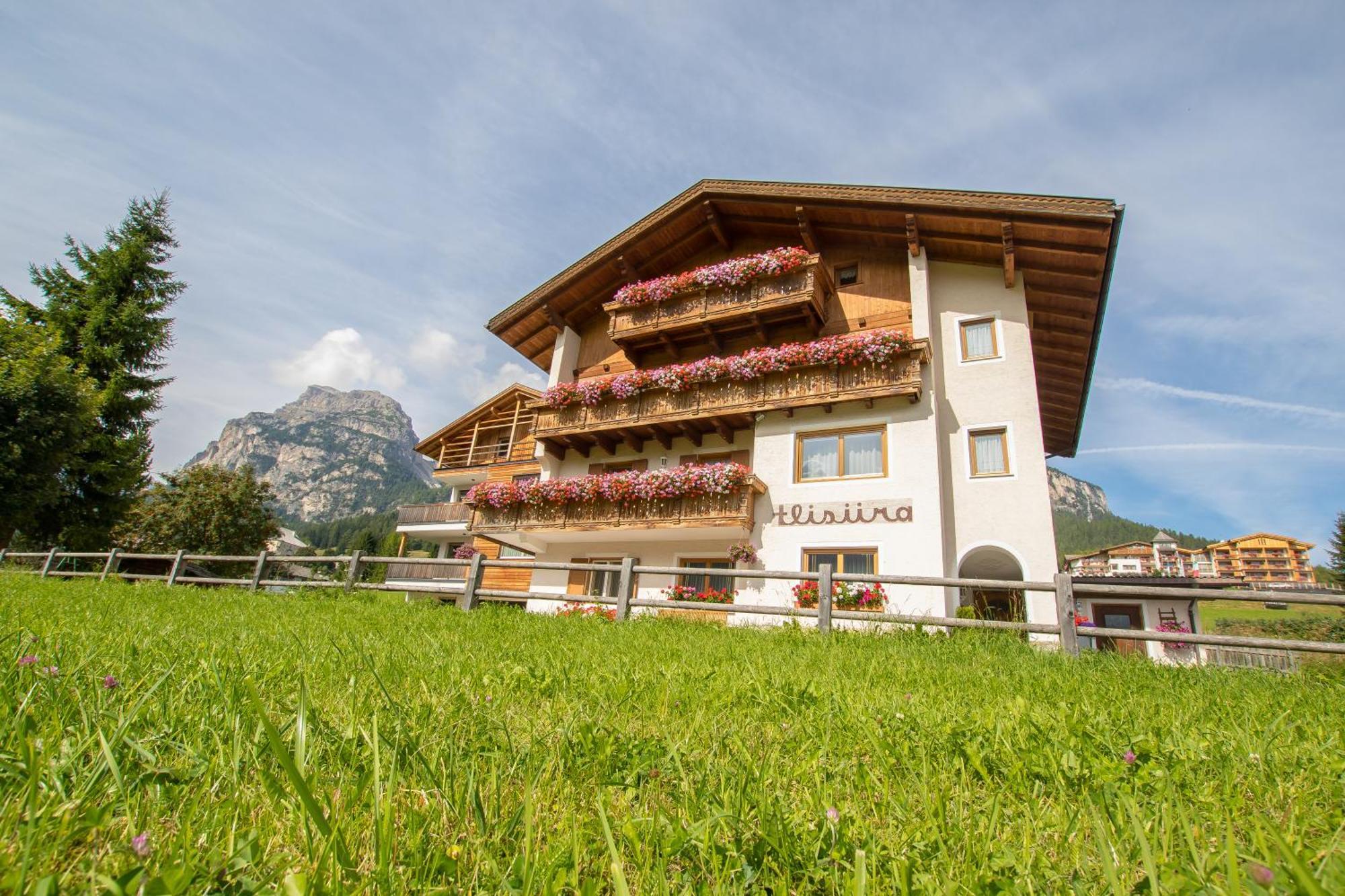 Dolomitdreams Hotel Ла Виля Екстериор снимка